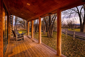 Relax with the firepit on the deck.