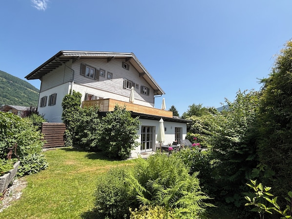 Hinter- und Gartenansicht