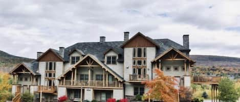 A rare rental in the Prestigious Trailside II steps to Lift, Ski School & Lodge 