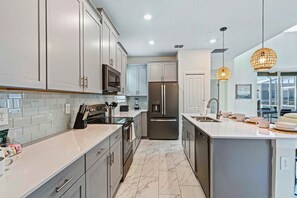 Magnificent Kitchen of the Townhouse in Davenport Florida - Plenty of storage options - Integrated appliances for a seamless and stylish appearance - Stainless steel appliances