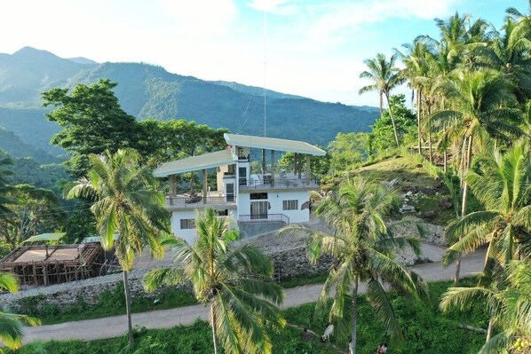Vista frontal de la propiedad