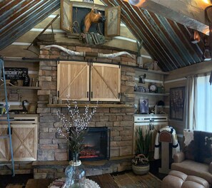 New Cabin... Electric Fireplace, Beautiful Fine Art & Decor...