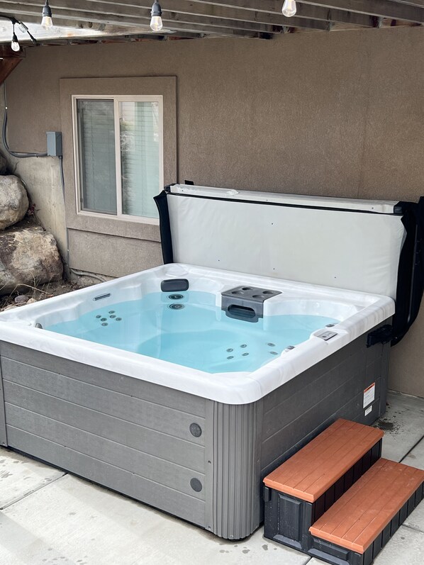 Private hot tub w/Mountain Views & large patio with BBQ Grill and outdoor dining