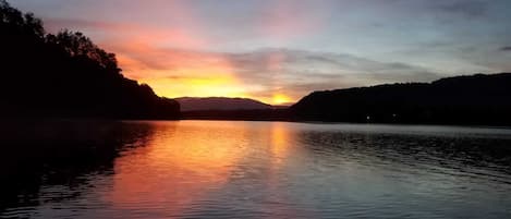 Sunrise over the lake
herrlamb@yahoo.com