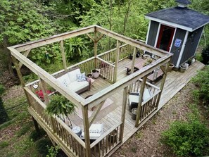Magical Patio, BBQ, All newly painted, lights, furnishings-under the stars