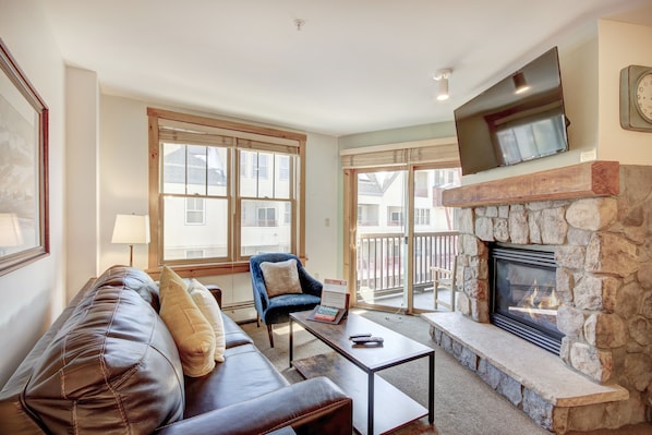 Living Room, Indoors, Furniture, Couch, Fireplace