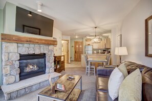 Living Room, Indoors, Furniture, Couch, Fireplace
