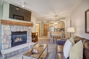 Living Room, Indoors, Furniture, Couch, Fireplace