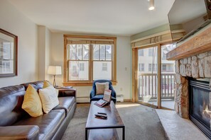 Living Room, Indoors, Furniture, Couch, Lamp
