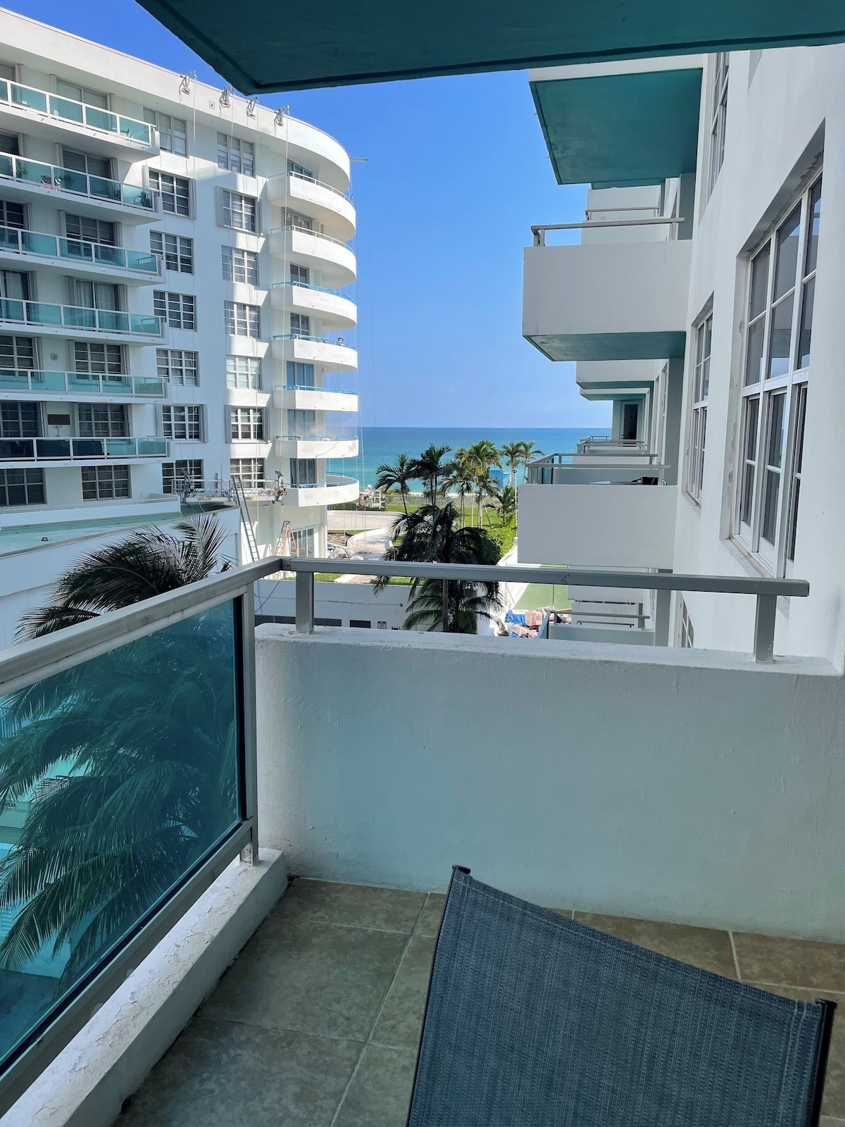 2bd2bth Partial Ocean view Ste w/ balcony, Pool, nearby dining, beach access