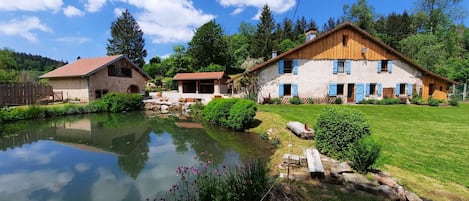 Rien que pour vous... Le gîte et sa grange aux chèvres. 