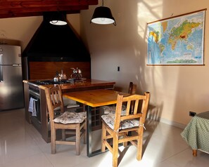 Zona comedor y cocina del departamento.