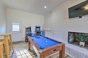 Game Room | Pool Table | Arcade Games | Smart TV