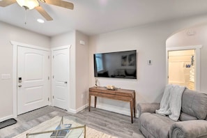 Living Area | Central A/C | Free WiFi | Smart TV w/ Cable