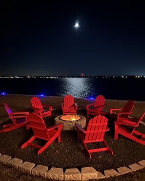 Nice evening around the fire pit and star gazing await!! 