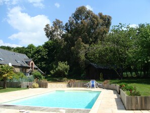 Piscine chauffée , fermée par un rideau métallique