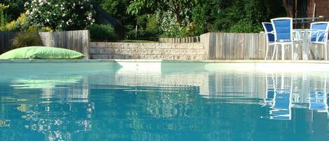 Piscine chauffée des Cottages, 10*7 m, fermée par un rideau métallique.