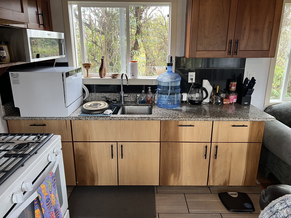 Lovely Centrally-Located Cabin with fast Wi-Fi. Perfect for E.Hawaii Exploration
