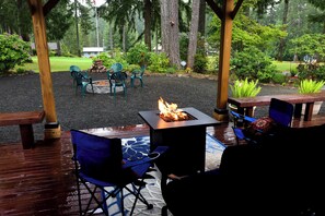 Backyard is so wonderful and peaceful house sits on dead end street