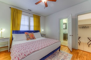 The main bedroom features King Bed,
en-suite and large walk in closet.