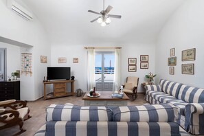 Living room with Seaview! (1)
