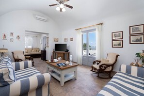 Living room with Seaview! (2)