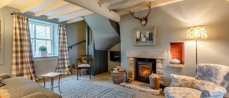 Lilly Bee Cottage Living Room - StayCotswold