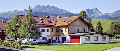 Außenansicht. Parkmöglichkeiten direkt vor dem Haus.