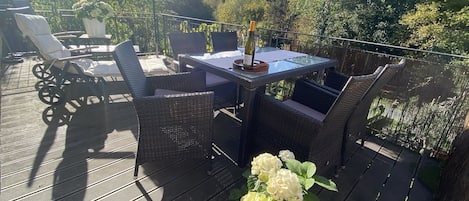 Große Terrasse mit zwei Sonnenschirmen, Essplatz, Liegen und Aussicht in Garten