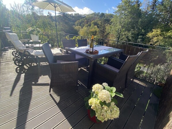 Große Terrasse mit zwei Sonnenschirmen, Essplatz, Liegen und Aussicht in Garten