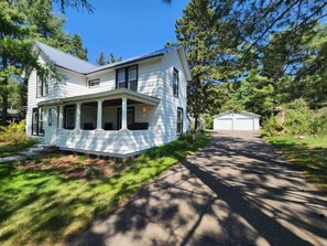Chequamegon Haus has an covered front porch and easy access driveway.