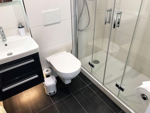 Modernes Duschbad/WC mit Regenwalddusche!