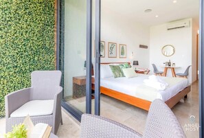 Direct access to the private balcony