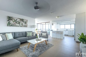 Spacious yet intimate, this apartment is characterised by coastal accents and a beautiful blue backdrop of the ocean.