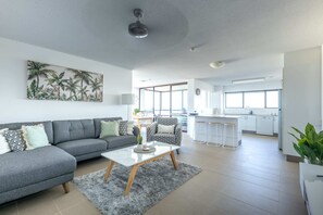 Spacious yet intimate, this apartment is characterised by coastal accents and a beautiful blue backdrop of the ocean.