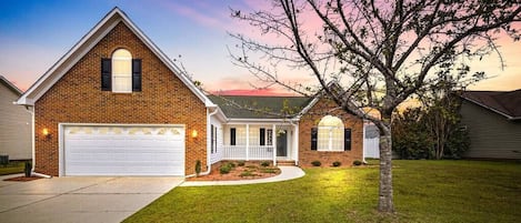 Newly renovated, fully furnished house in a quiet neighborhood five minutes from downtown New Bern, NC. Location is a street away from Taberna Country Club. Havelock 20 minutes away and 40 to Atlantic Beach. Ring doorbell at front,back, and garage.