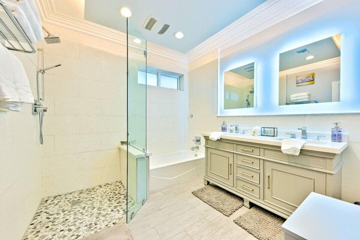 Stunning Cottage Close to Wineries W/Private Jacuzzi!