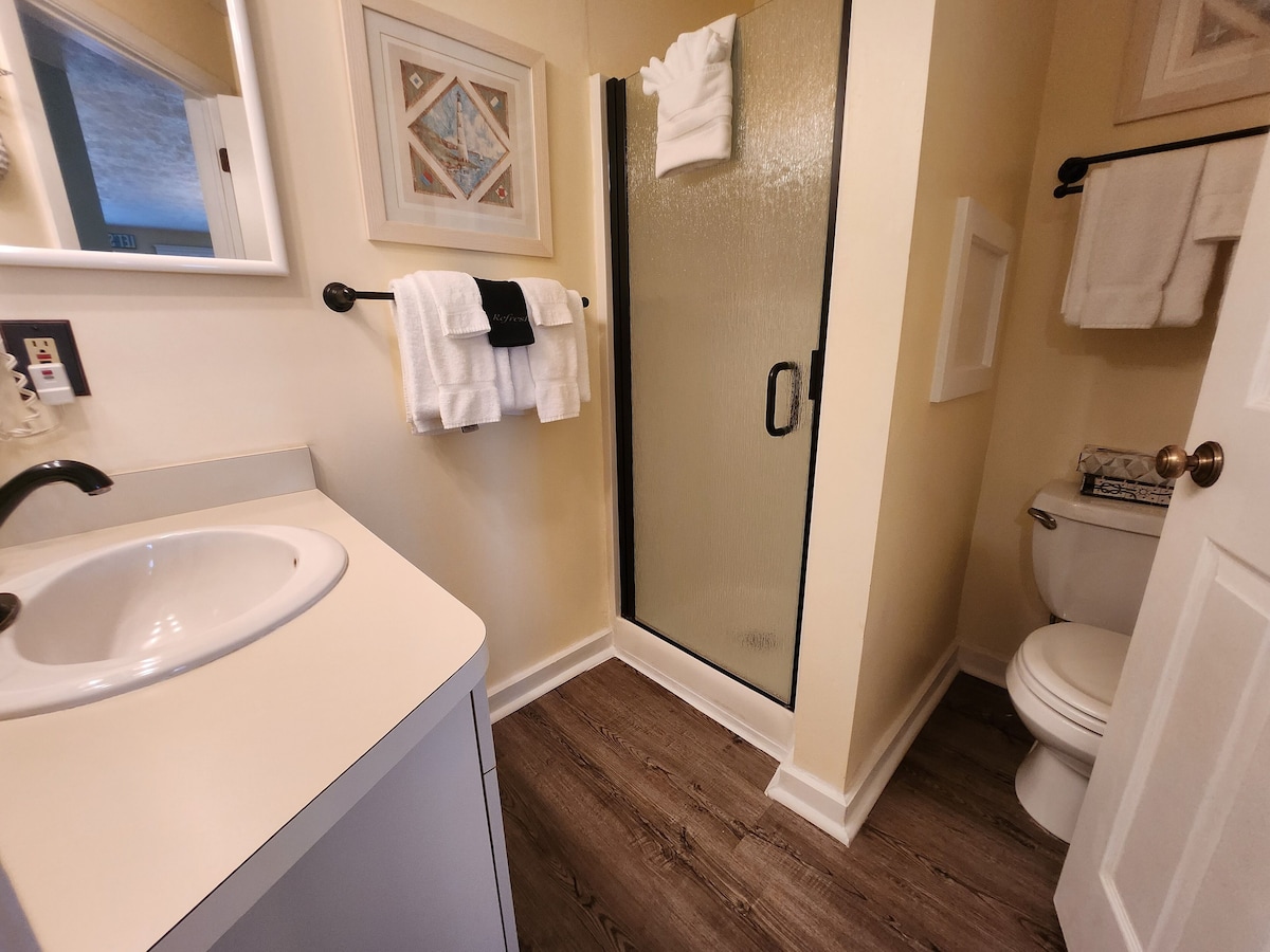 North Shore Inn Traverse City – Unit 206