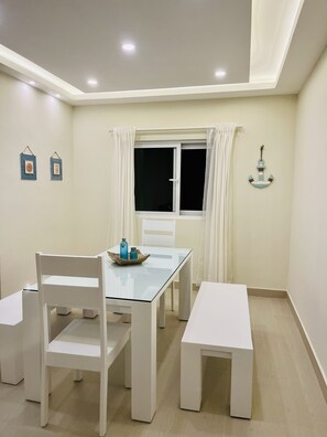 Dining room table for 6 people