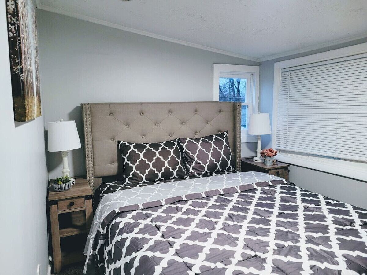 No Chores, Freshly renovated house with private parking, yard