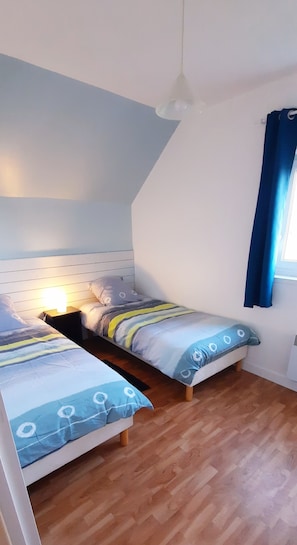 chambre n°2 avec deux lits single et placard, penderie