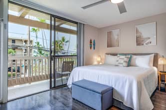 Ocean-view studio with lanai, pool & hot tub - steps to Banyans Beach & trolley
