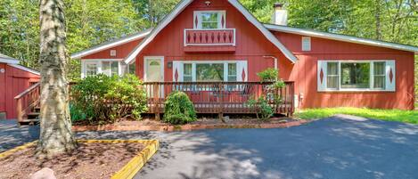 Tobyhanna Vacation Rental | 1,864 Sq Ft | 3BR | 2BA | Stairs Required