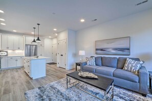 Living Room | Queen Sleeper Sofa | Flat-Screen TV | Central A/C