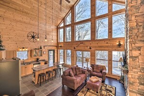 Living Room | Smart TV | Free WiFi | Central A/C & Heating | Gas Fireplace