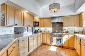 Kitchen | Private Hot Tub | Fruit & Wine Byway | 7 Mi to Palisade Plunge