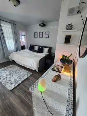 Queen Bed, Zen Garden, Lively plants