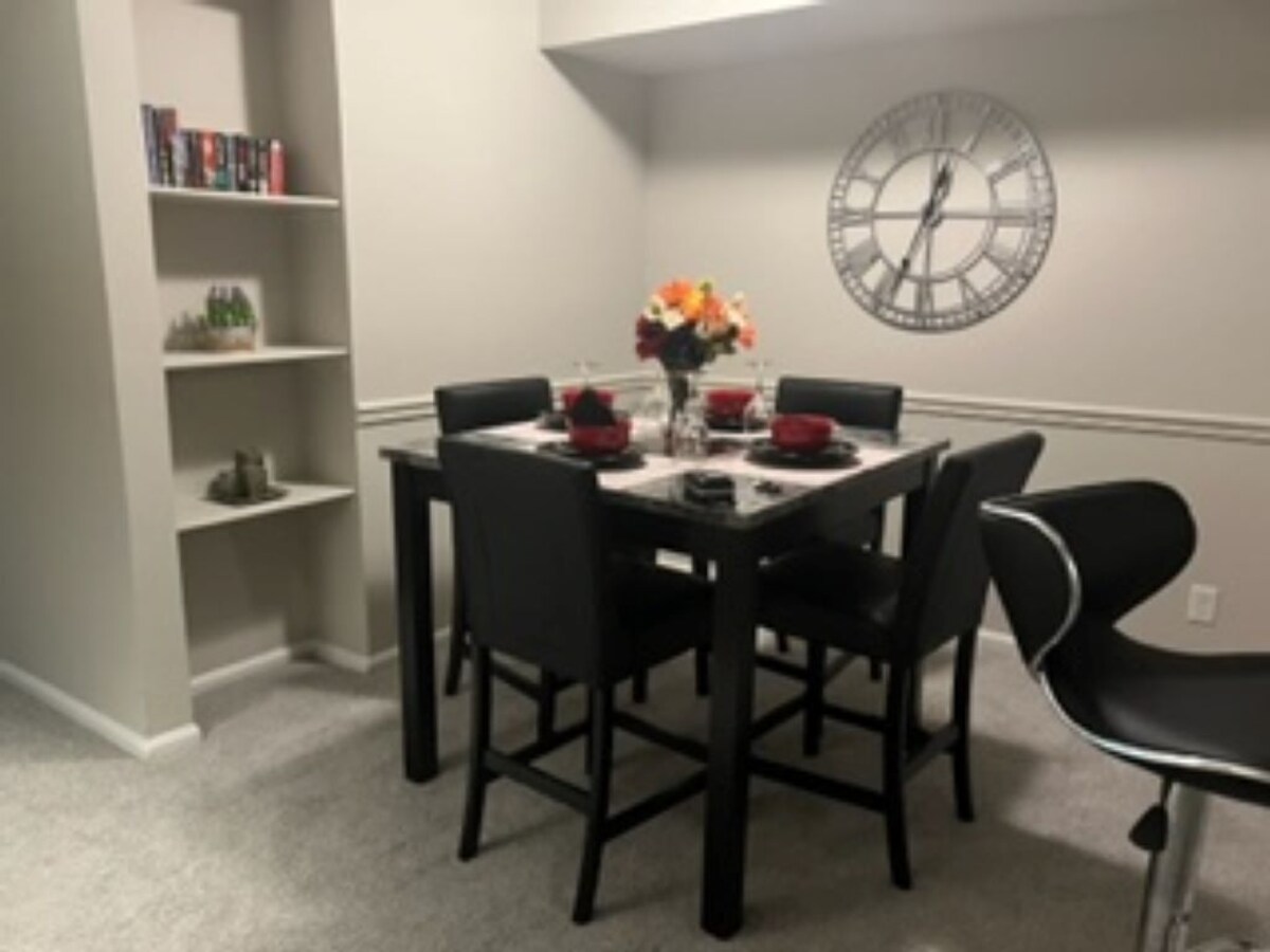 Cozy Adorable 2 Bedroom Apartment in the Heart of it All!