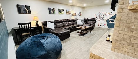 Spacious living area! Everyone in your party will have a comfortable seat.