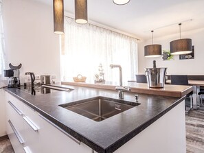 Sinken, Zapfhahn, Spüle, Countertop, Cabinetry, Eigentum, Armatur, Holz, Küche, Beleuchtung